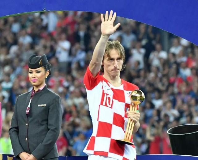 热爱皆平等，河南球迷赛前在球场外声援阿奇姆彭（热爱无界，河南球迷赛前场外力挺阿奇姆彭）