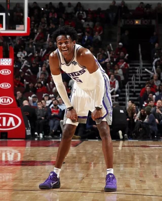 被球迷喷得退出国家队的吴曦，其实是郑智后最强后腰，场上也很拼（因球迷质疑一度退出国足的吴曦，其实是郑智之后最强后腰，场上拼劲十足）