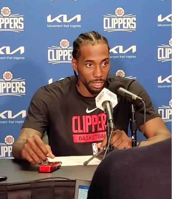 西班牙足协宣传反家暴：面对家庭暴力，直接出示红牌（西班牙足协发布反家暴倡议：对家庭暴力亮出红牌）