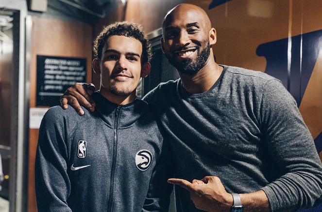 支持球队！欧文坐在场边观看独行侠对阵湖人的比赛（欧文现身场边，助威独行侠对阵湖人）