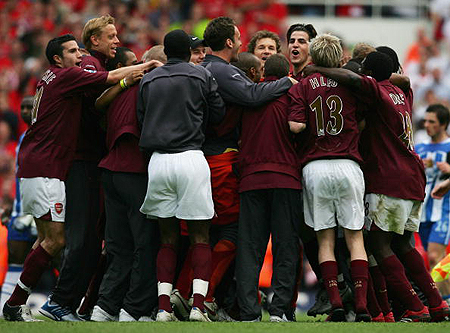 前锋终结进球荒，庆祝动作感动球迷